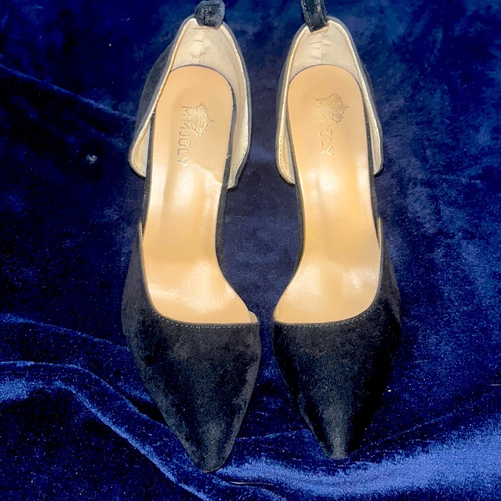 Size 6 but fit like a 6.5 Black Velvet High Heel Stiletto. Slightly used. Worn 2